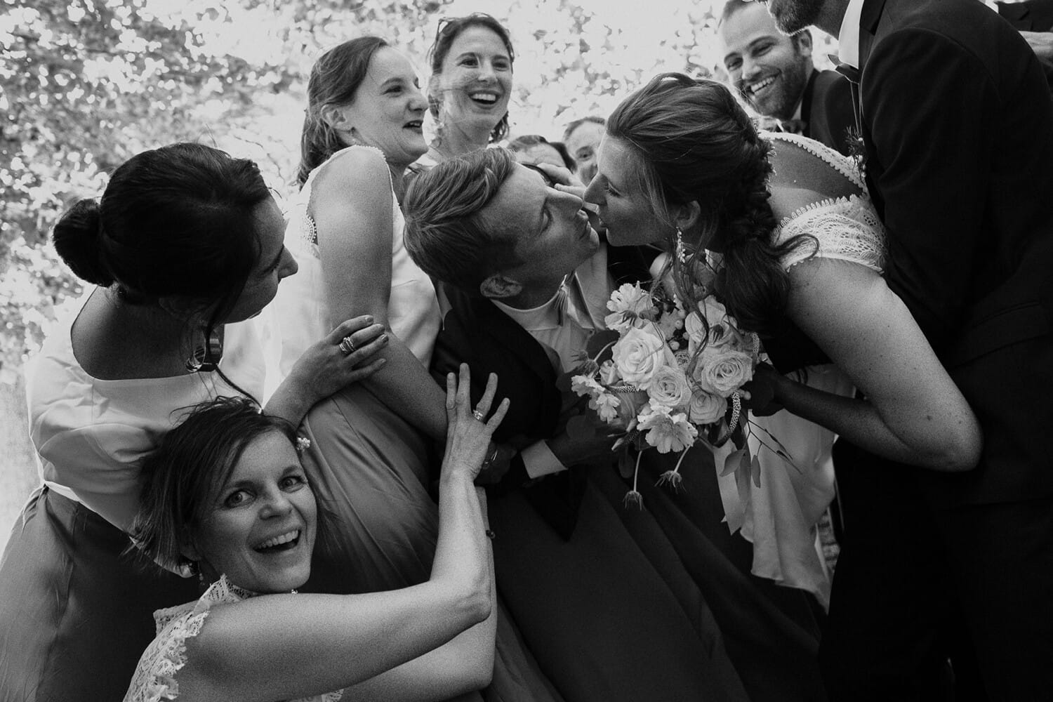 2. Définissez vos priorités (et arrêtez de vous ruiner pour rien) Un mariage, c’est comme un road trip : si vous voulez tout faire, vous allez exploser le budget et vous épuiser. 👉 Listez ce qui est essentiel pour vous. • Vous voulez un lieu incroyable ? Mettez-y l’essentiel du budget. • Vous rêvez d’un repas de dingue ? Misez sur la cuisine et simplifiez le reste. • Vous voulez des souvenirs intemporels ? Ne lésinez pas sur le photographe et/ou la vidéo. 💡 Vrai conseil : ne prenez pas un photographe juste parce qu’il est “dans votre budget”. Prenez celui qui vous parle, celui dont vous regardez les images en vous disant “c’est ça que je veux”. Parce qu’après le mariage, c’est tout ce qu’il vous restera.