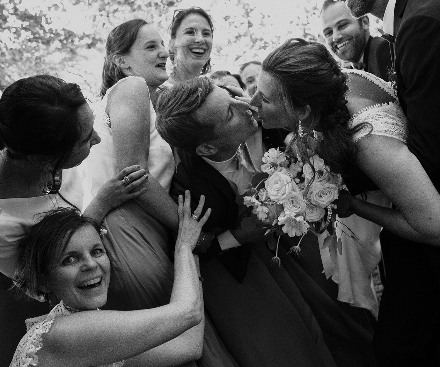 2. Définissez vos priorités (et arrêtez de vous ruiner pour rien) Un mariage, c’est comme un road trip : si vous voulez tout faire, vous allez exploser le budget et vous épuiser. 👉 Listez ce qui est essentiel pour vous. • Vous voulez un lieu incroyable ? Mettez-y l’essentiel du budget. • Vous rêvez d’un repas de dingue ? Misez sur la cuisine et simplifiez le reste. • Vous voulez des souvenirs intemporels ? Ne lésinez pas sur le photographe et/ou la vidéo. 💡 Vrai conseil : ne prenez pas un photographe juste parce qu’il est “dans votre budget”. Prenez celui qui vous parle, celui dont vous regardez les images en vous disant “c’est ça que je veux”. Parce qu’après le mariage, c’est tout ce qu’il vous restera.