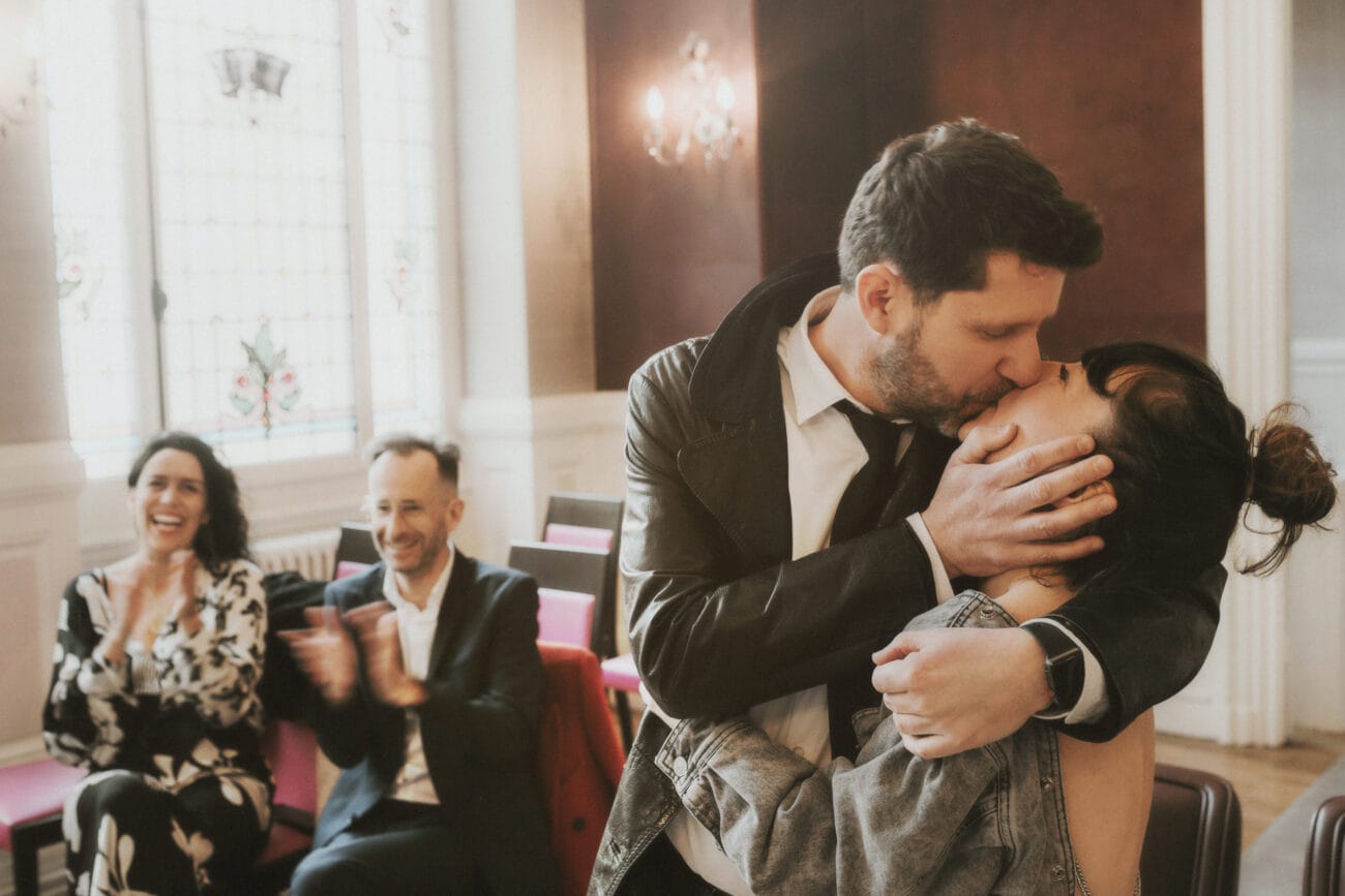 Les mariés d'embrassent