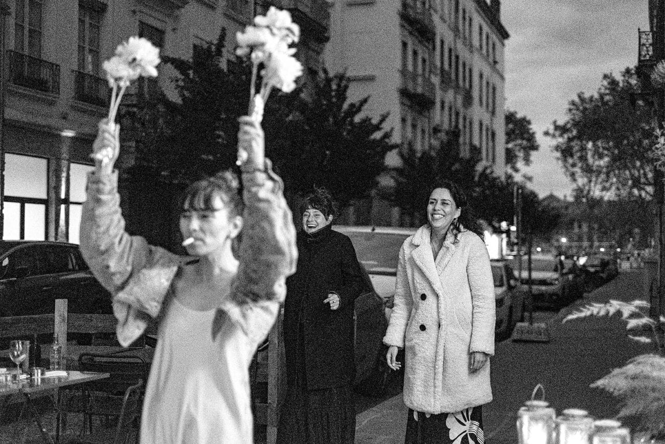 Lancer du bouquet le soir du mariage dans les rues de Lyon