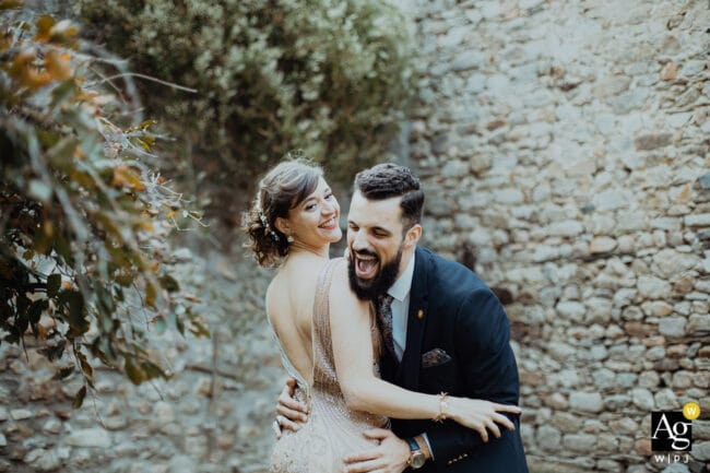 Moment spontané et vrai entre mariés pendant leur journée de mariage