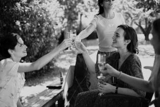 Photographe mariage reportage – moments spontanés lors du cocktail