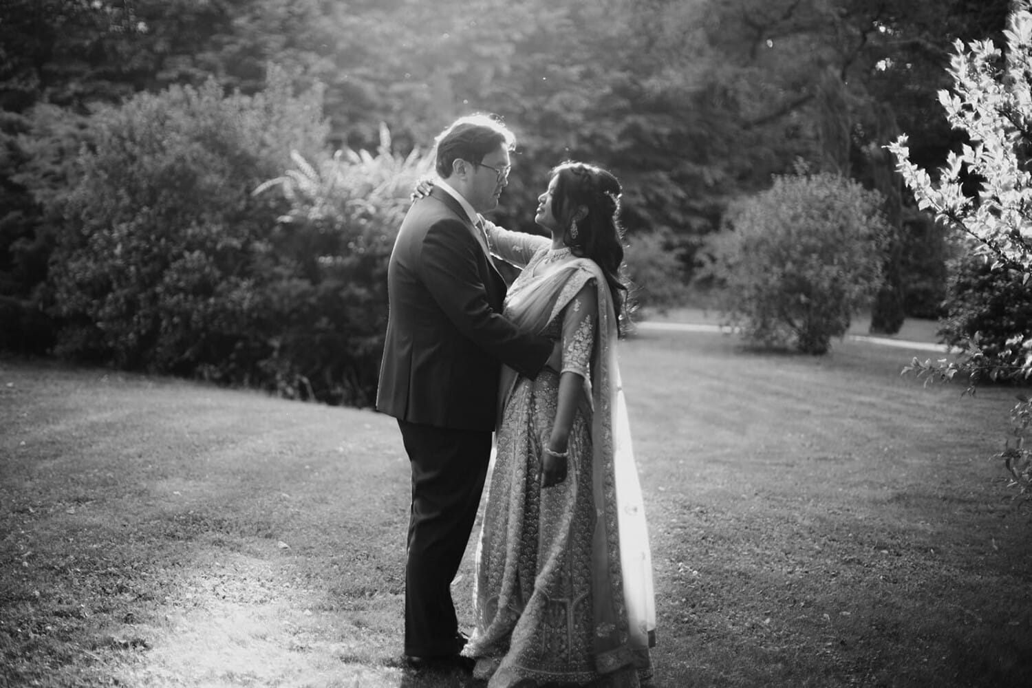 Couple de mariés au Domaine des Tuileries – moment intime capté en noir et blanc
