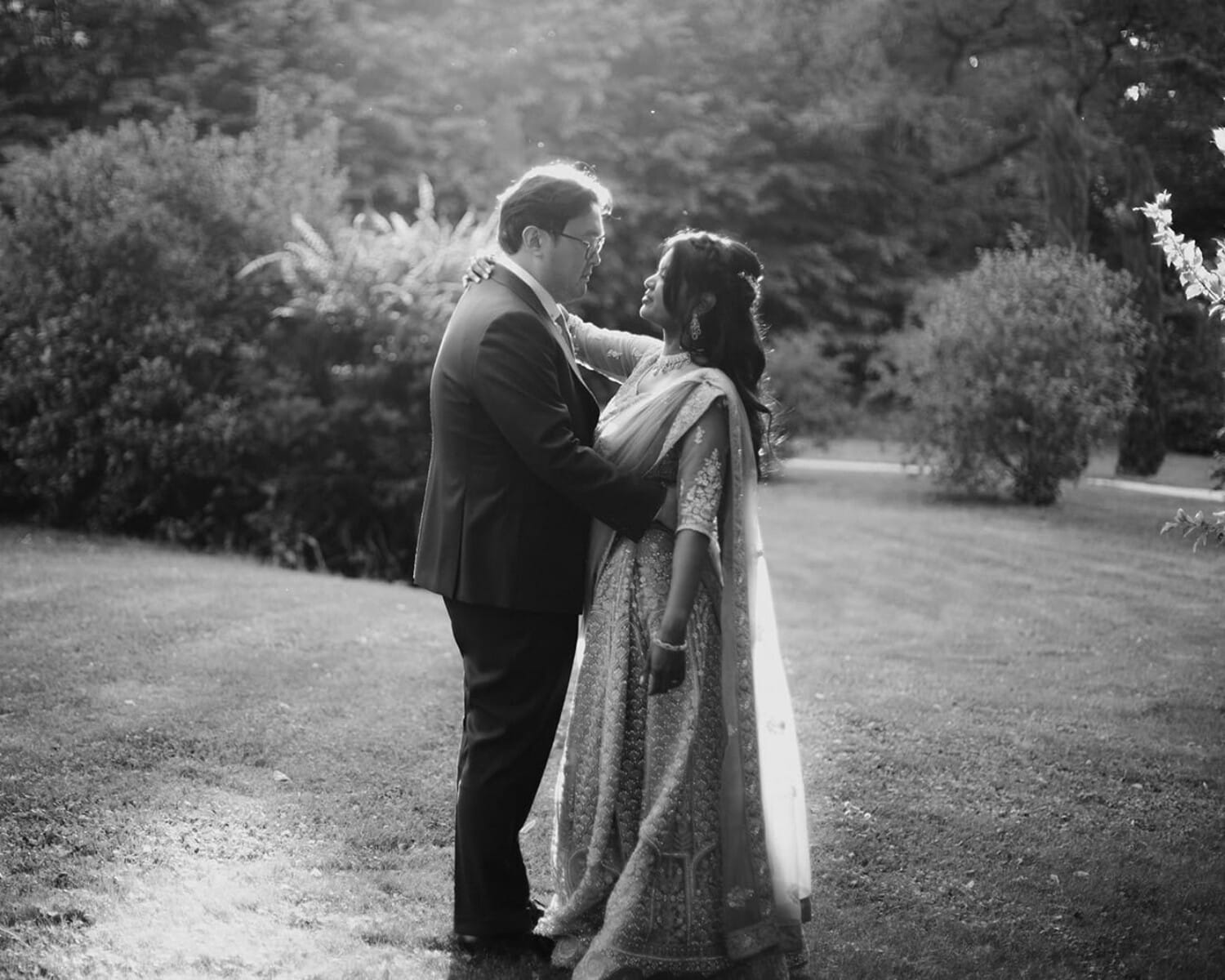 Couple de mariés au Domaine des Tuileries – moment intime capté en noir et blanc
