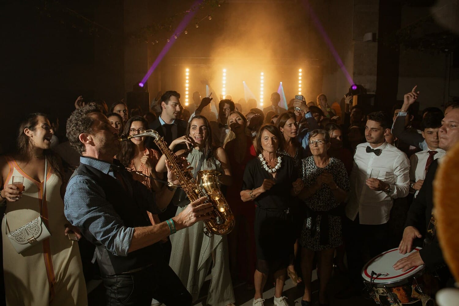 Photographe mariage Lyon – Soirée dansante avec saxophoniste live et invités en fête