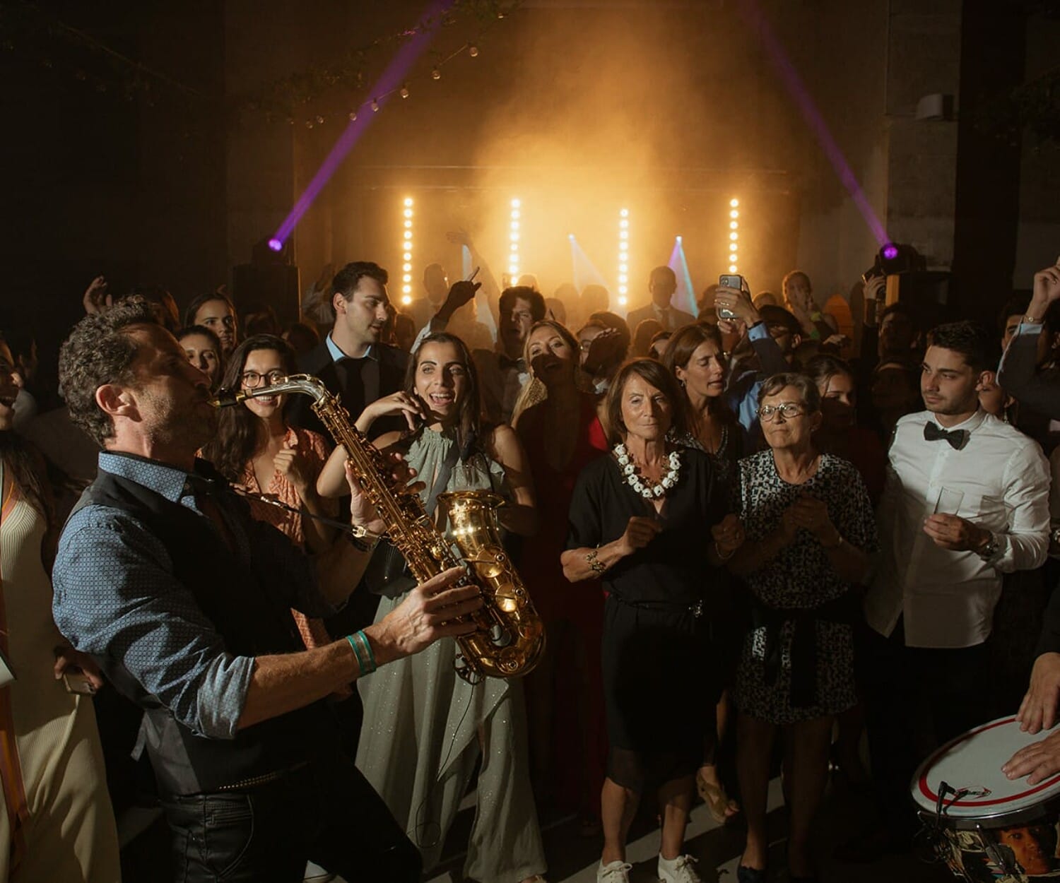 Photographe mariage Lyon – Soirée dansante avec saxophoniste live et invités en fête
