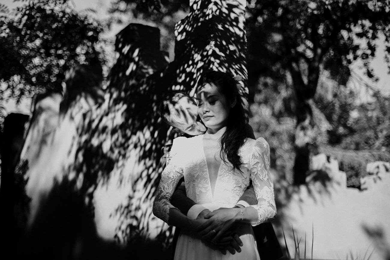 Photographe mariage Paris – Mariés enlacés en noir et blanc, jeu d’ombres et lumière sur le visage