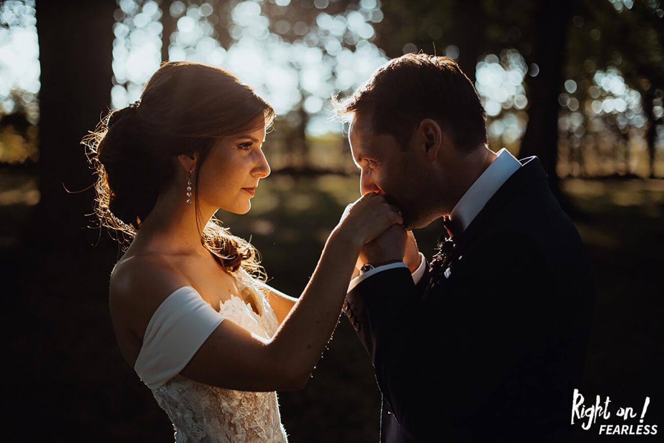Moment intime entre mariés au coucher du soleil, capturé à Lyon par un photographe de mariage