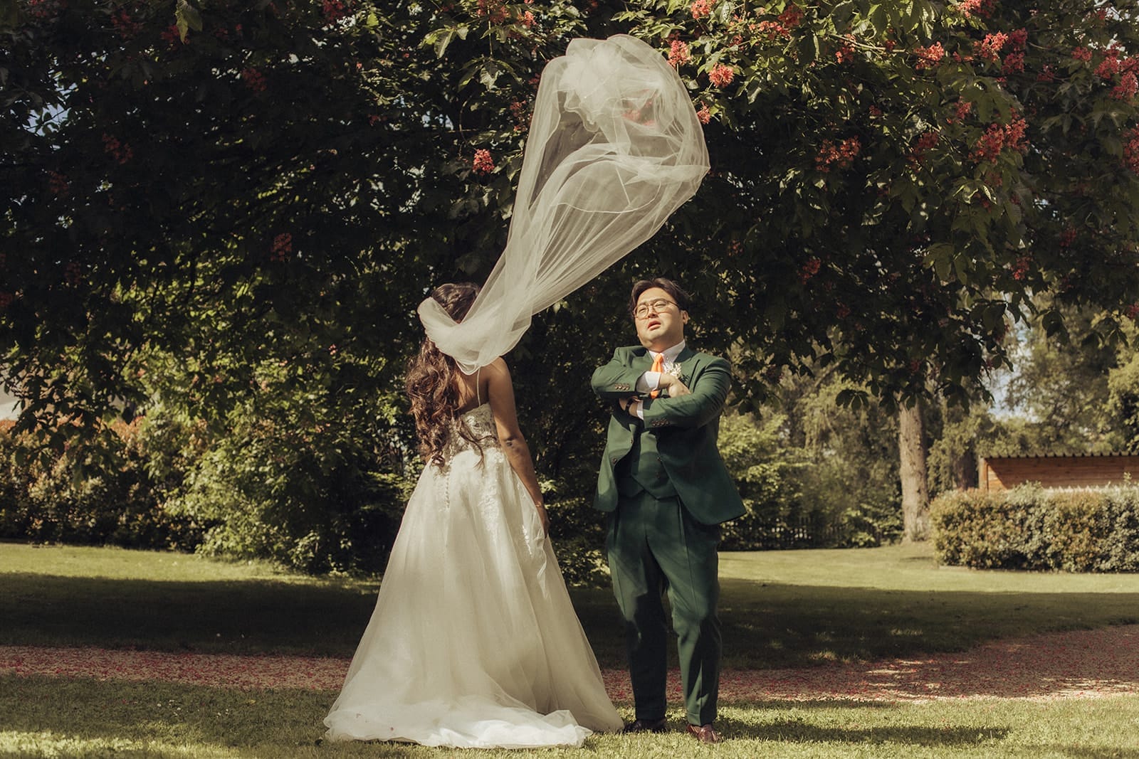 Photo de mariage originale au Domaine des Tuileries – voile en plein vol, couple complice et stylé