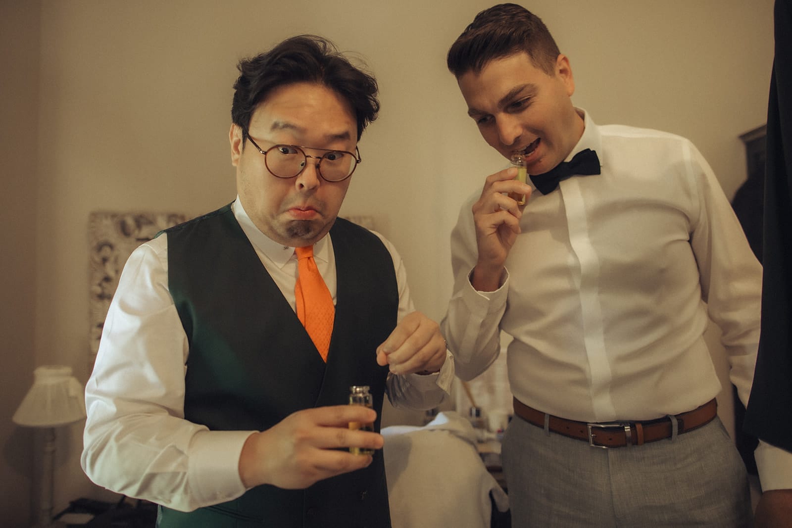 Préparatifs du marié – moment complice et humoristique entre amis avant le mariage