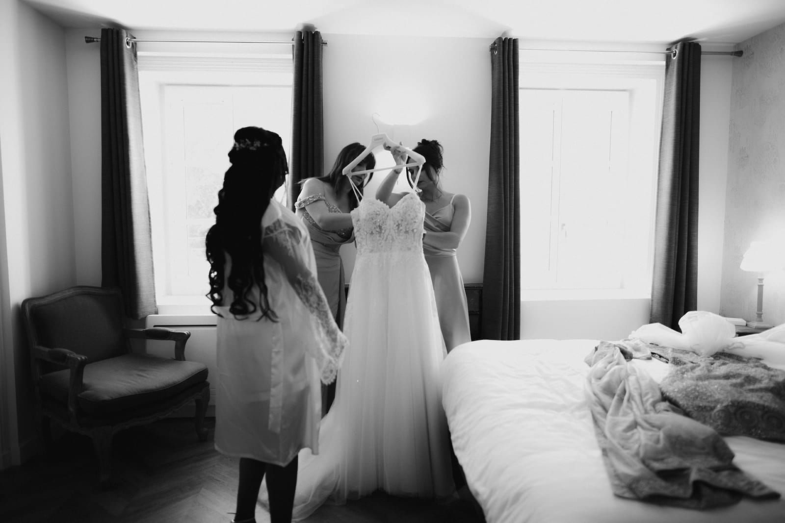 Préparatifs de la mariée au Domaine des Tuileries – robe de mariage tenue par les témoins