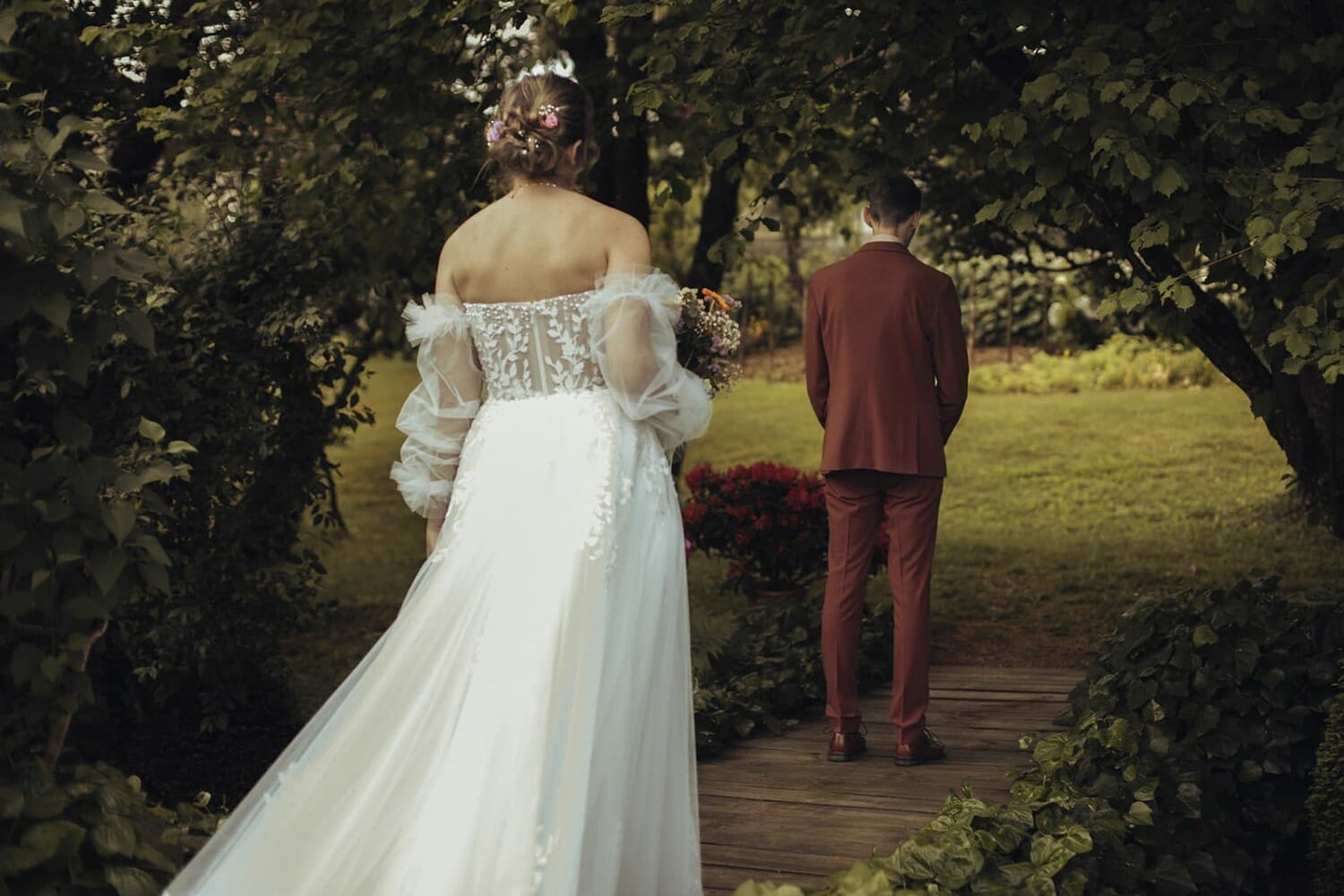 Photographie de couple naturelle à Aix-les-Bains – lumière et émotion. profiter de son mariage