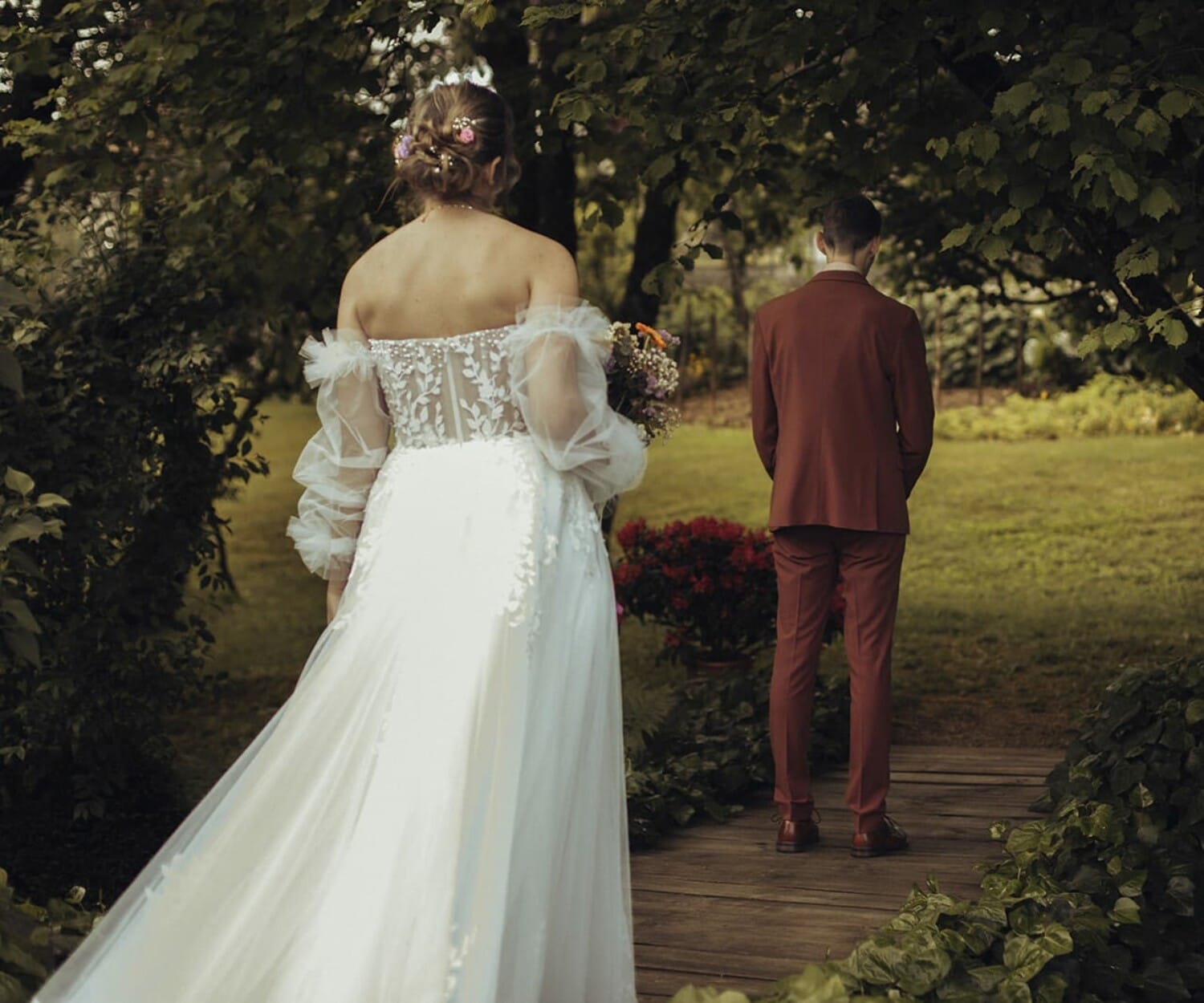 Photographie de couple naturelle à Aix-les-Bains – lumière et émotion. profiter de son mariage