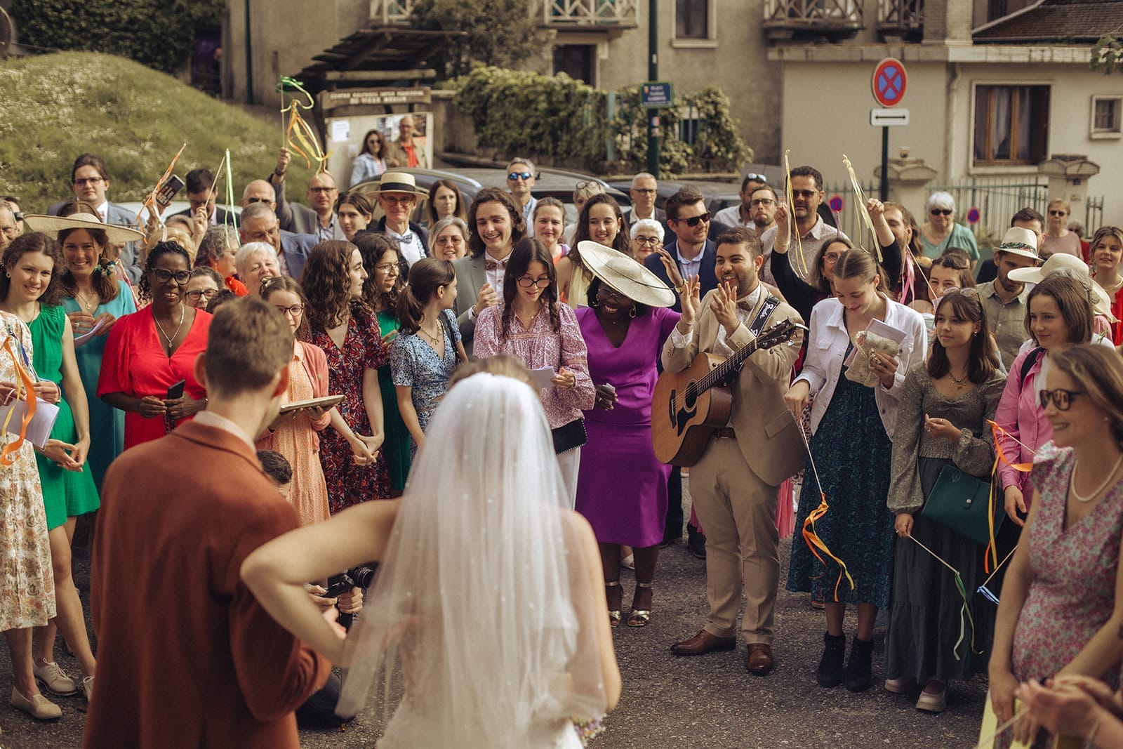 La fête à la sortie de la cérémonie religieuse de l'église d'Aix les Bains
