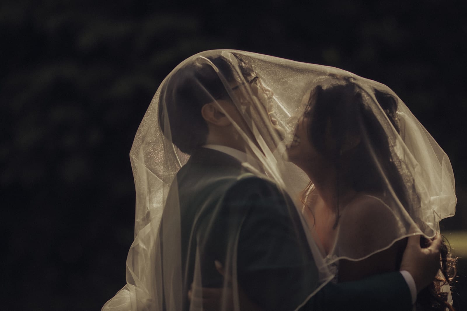 Photo de mariage originale sous le voile – couple complice au Domaine des Tuileries