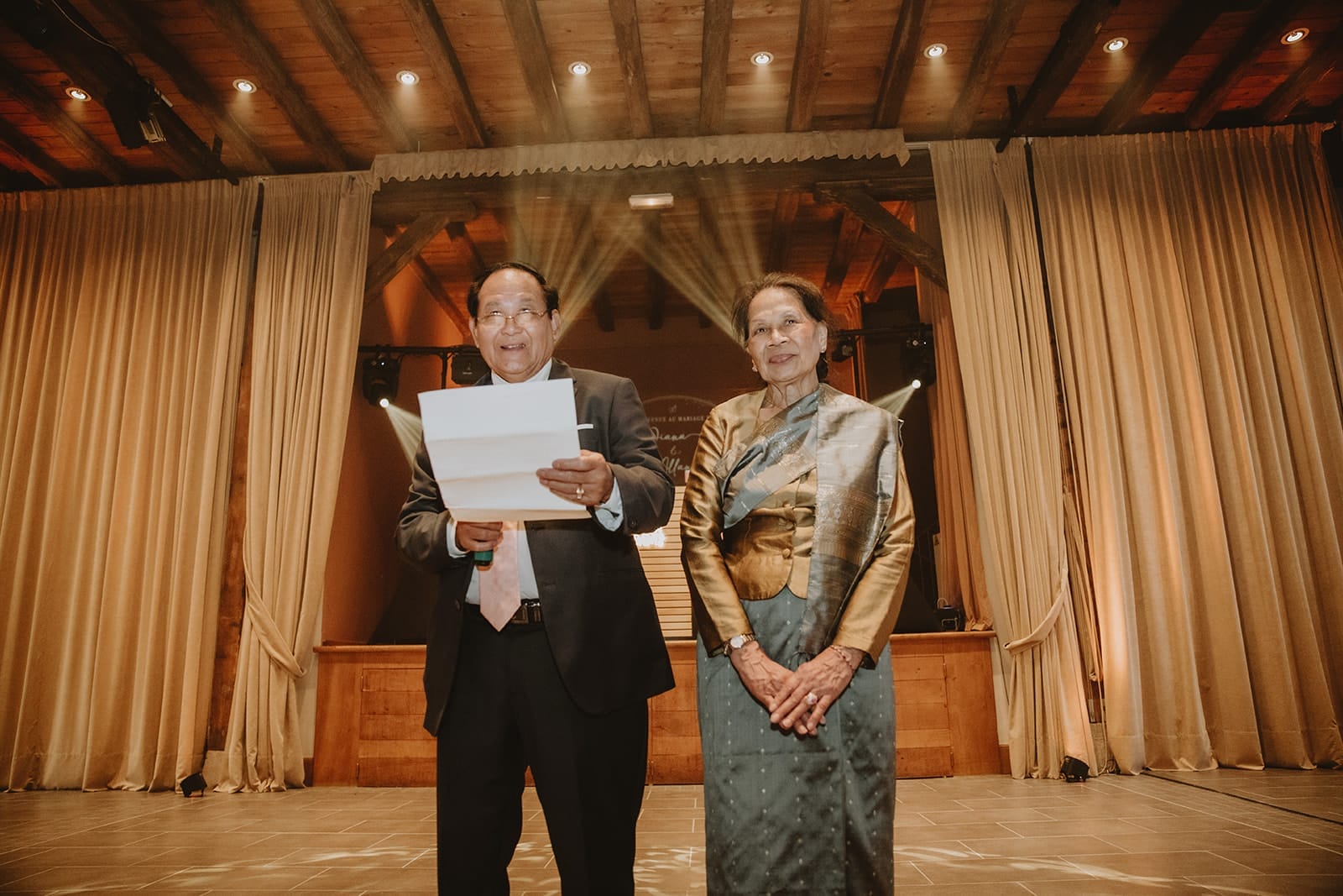 Discours des parents de la mariée, vêtus de tenues laotiennes