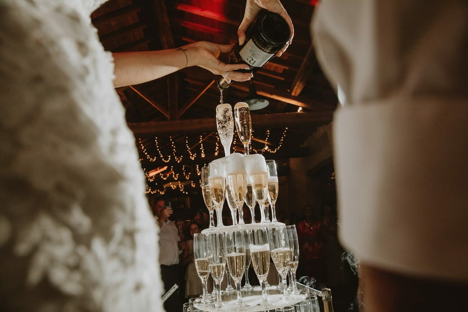 Mariage à La Cour Dorée à Charnay – cascade de champagne pendant la soirée