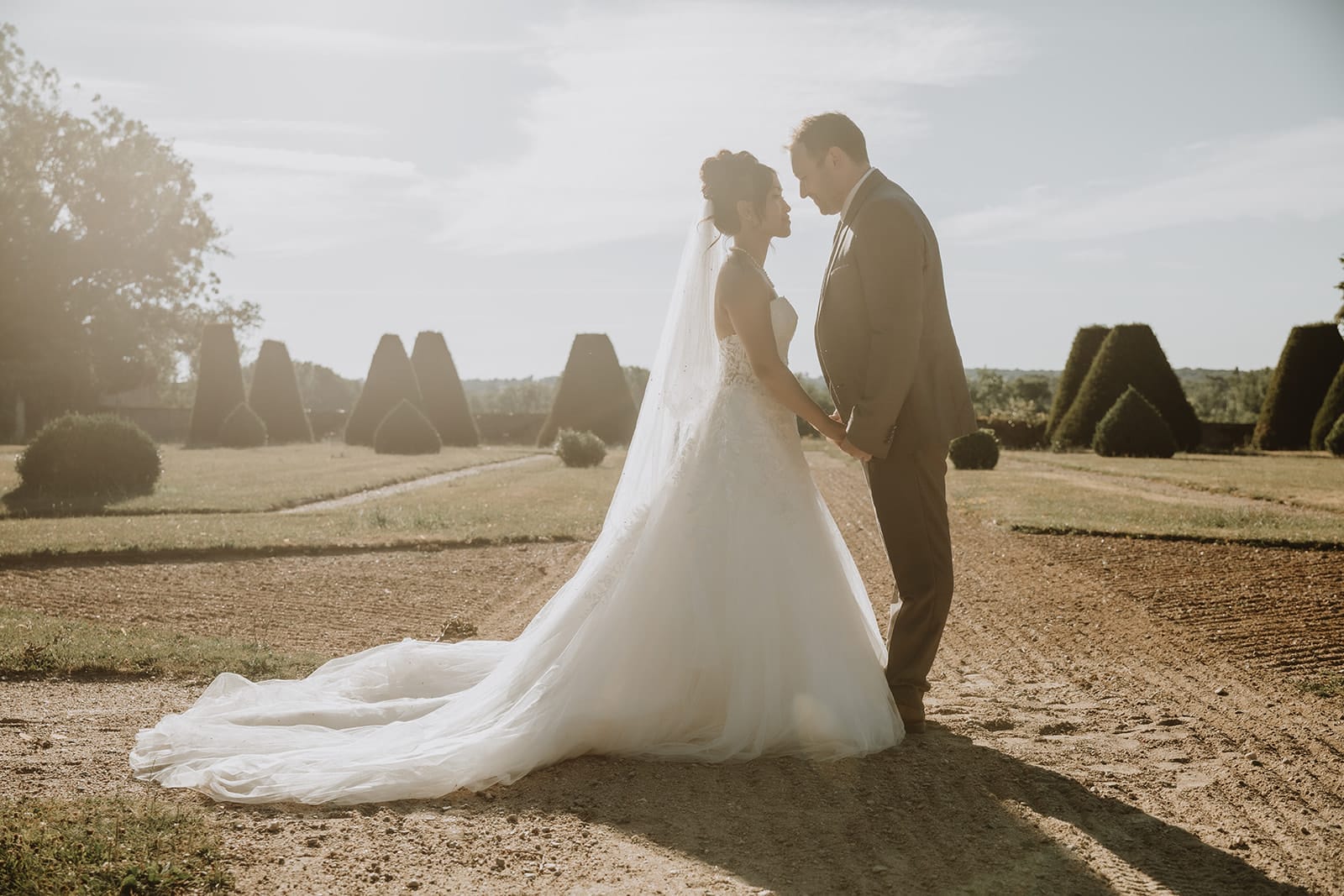 Photo de couple au coucher du soleil dans les jardins du Château de Beauvoir