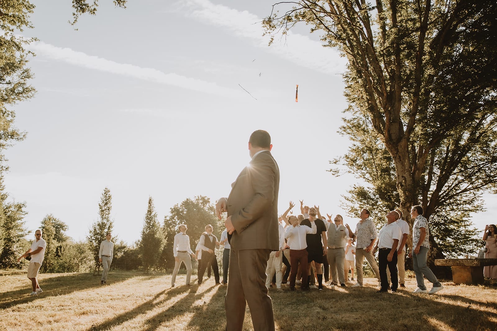 Lancer de saucisson par le marié pendant la fête au Château de Beauvoir