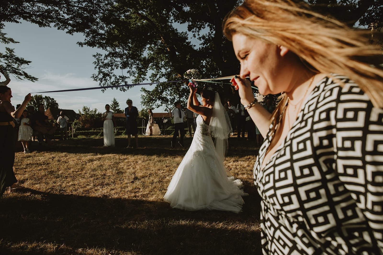 Lancer de bouquet en rubans lors du mariage au Château de Beauvoir
