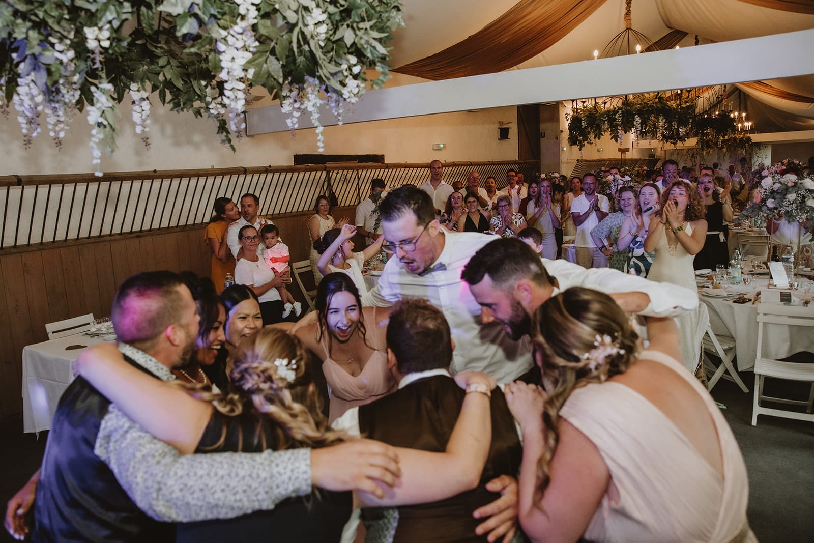 Invités rassemblés en cercle festif pendant la soirée de mariage au Château de Beauvoir