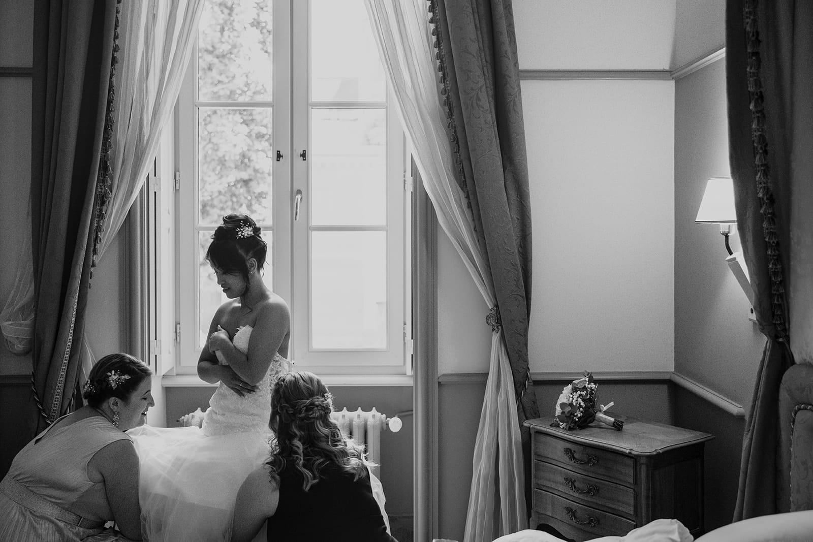 Préparatifs de la mariée à l’Hôtel de Paris à Moulins, aidée par ses amies