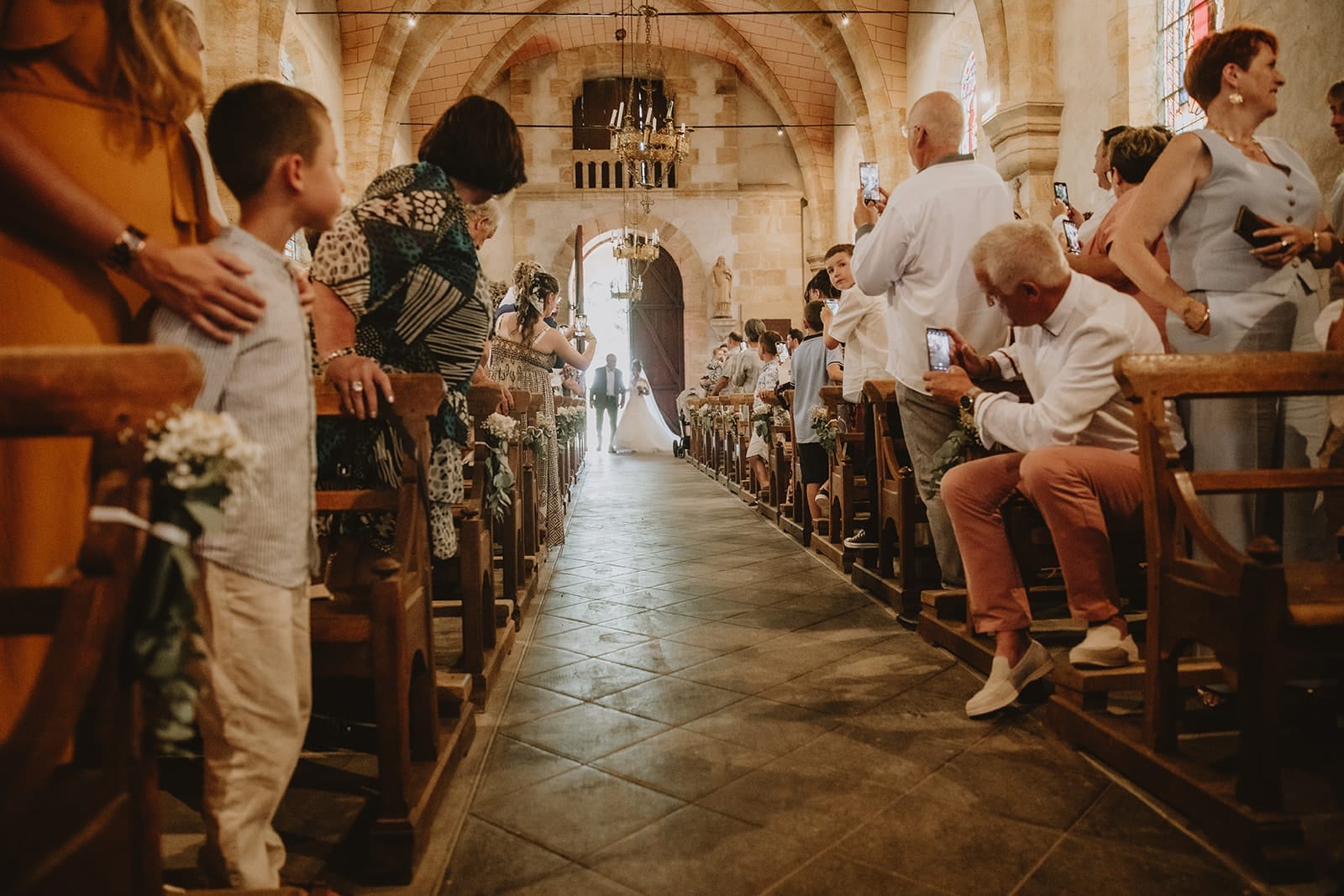 Entrée de la mariée dans l’église de Monetay, tous les invités tournés vers elle
